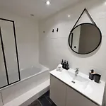 Centre Cosy And Spacious דירה מנטון