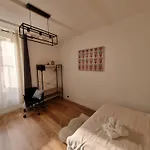 Centre Cosy And Spacious דירה מנטון
